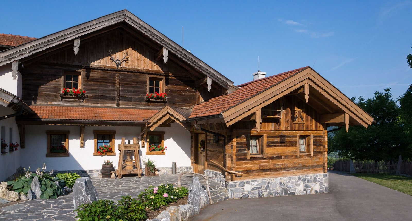 Der Hussenbauer mit traditioneller Holzfassade und sonnigem Außenbereich